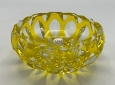 Handgeschliffen Crystal Ashtray 4 1/2" in Diameter Yellow Color