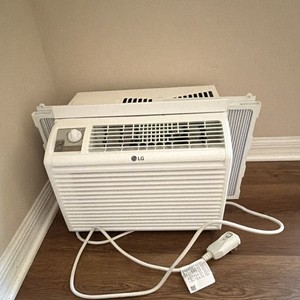 LG 5000-5999 BTU Window Air Conditioner 115V White Rotary Knob w/ Panels