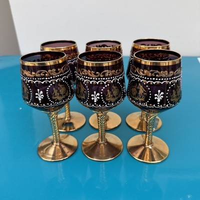 Sechs rubinrot und gold vergoldete hochverzierte Weingläser mit gedrehtem Stiel.  (B117)