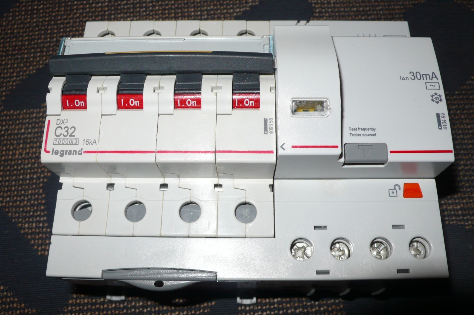 Disjoncteur différentiel Legrand Tetra 32A protège les personnes 30mA AC