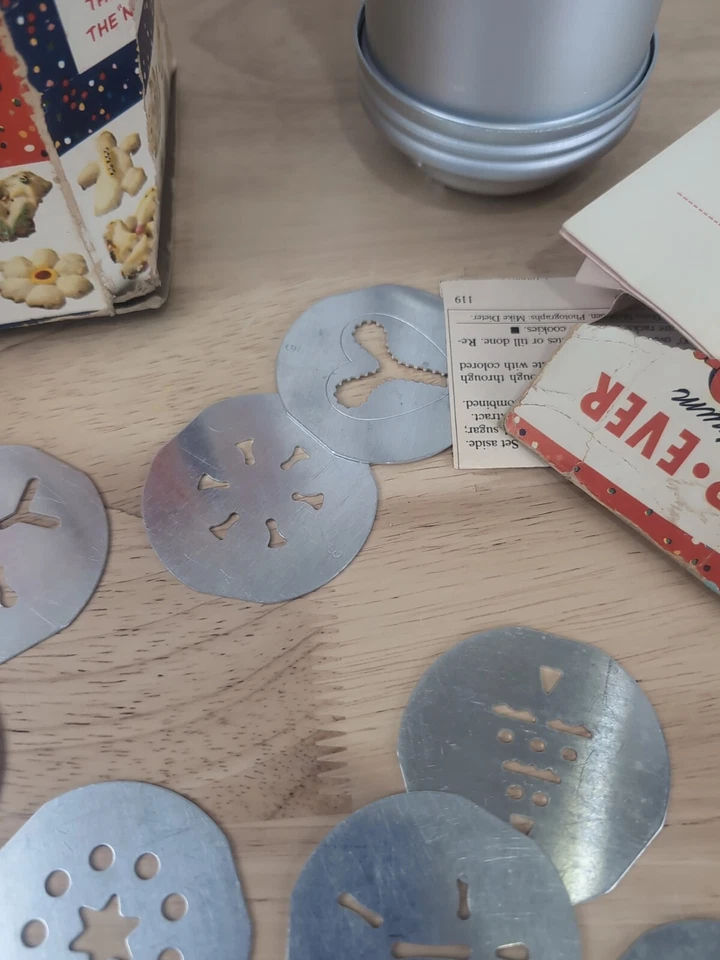 Винтажный алюминиевый пресс для печенья Wear-Ever No 3358 с 12 дисками и оригинальной коробкой - Изображение 4 из 4