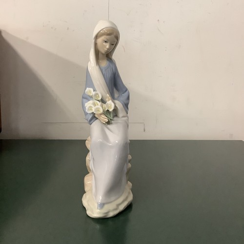 Lladro 9,25" Figur 4972 "MÄDCHEN MIT CALLA LILIEN SITZEND" Retired 1991 Mint - Bild 1 von 5