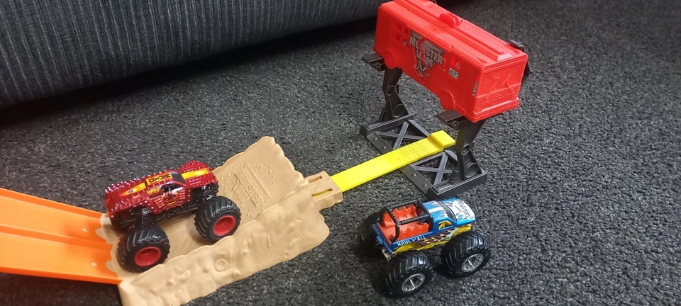 Hot Wheels Monster Jam Off-Road Smash-UP Station Playset Mattel 2014 + Cars - image 2 of 4