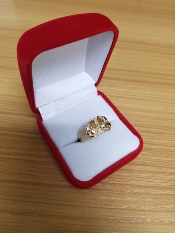 Elegante anillo pepita de circonita cúbica de oro amarillo de 10K Foto 2 de 2