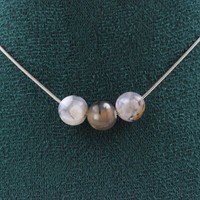 Mineralien Und Edelsteine. Halskette Mit 3 Perlen Agat Drachenadern 8 Mm.