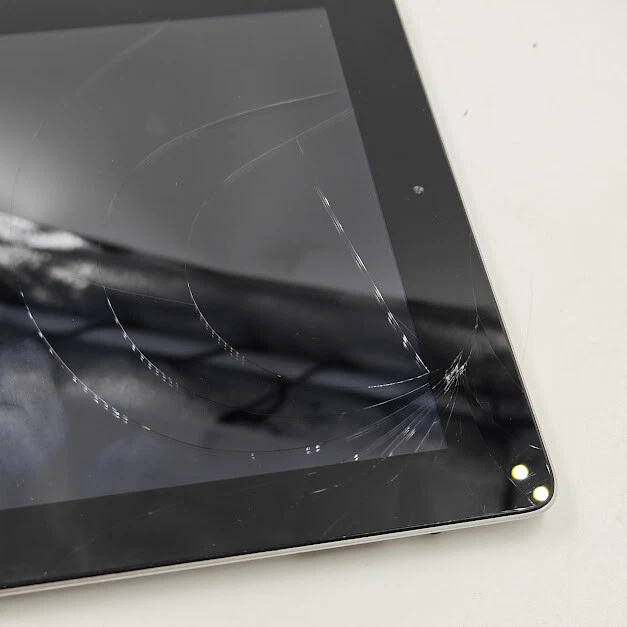 Apple iPad 2 A1395 - 16GB, Not Working, Cracked Screen - Image 2 of 4