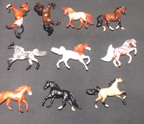 Breyer Mini Whinnies Serie 3 Überraschung Komplettsatz 17 mit Verfolgungsjagd Stück Pferd - Bild 10 von 13