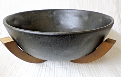  Thomasville 4qt Large Black Ceramic Serving Bowl With Wooden Stand Open Box