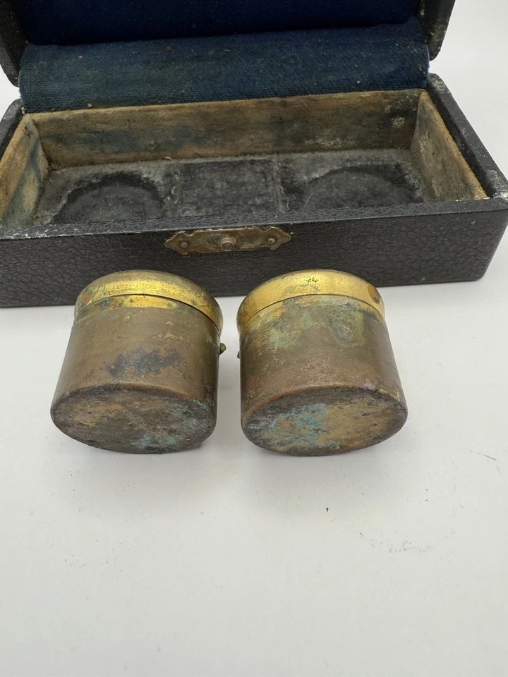 Антикварные дорожные двойные чернильницы из латуни 19 века в оригинальном кожаном чехле - Изображение 4 из 4