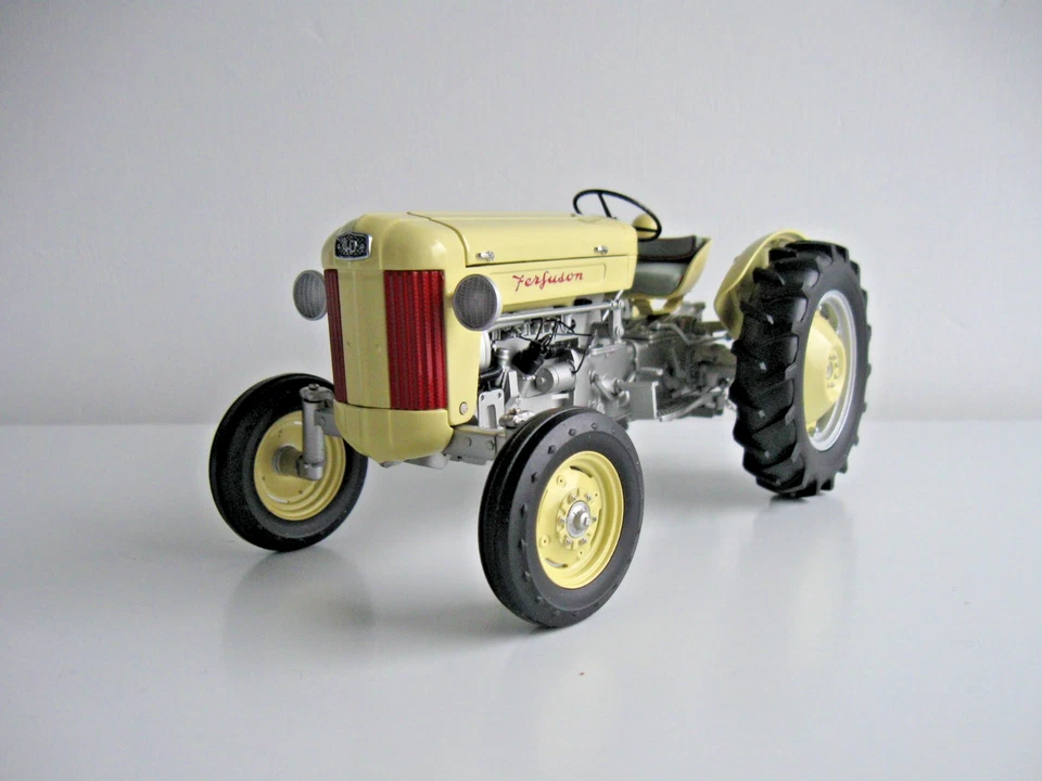 FERGUSON 40 STANDARD UH UNIVERSAL HOBBIES 1:16 SCALE TRACTOR YELLOW RED - Image 4 of 4
