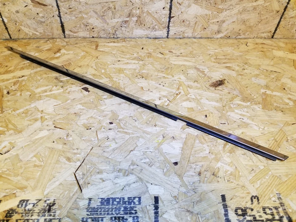 Infiniti Q40 2014 2015 ventana trasera lado del conductor umbral de vidrio moldura de cinturón fabricante de equipos originales 34 k Foto 2 de 4