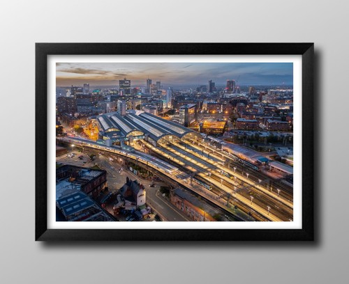 Manchester Piccadilly Framed Print, Wall Art Canvas England Bee Mancunian Gifts. - 第 1/9 張圖片