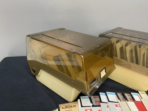 2 Vintage DiskBank 5.25” Floppy Disc Box Case Holders w/ Dividers & Discs - Afbeelding 2 van 11