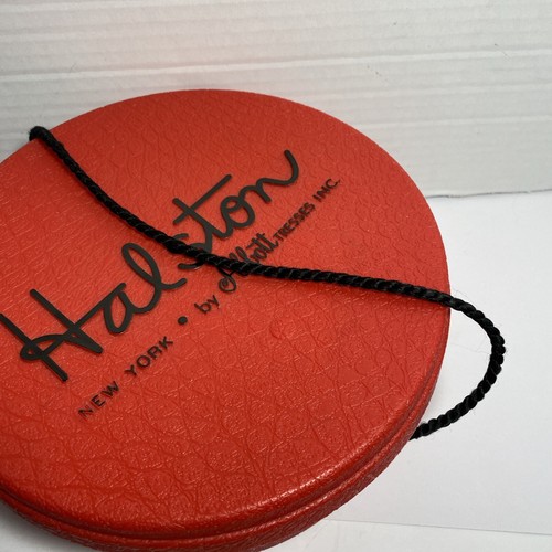 PELUCA SOMBRERO CAJA de plástico rojo vintage HALSTON New York con correa de transporte 7 3/4" - Imagen 3 de 9