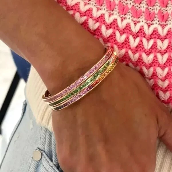Brazalete de eternidad de zafiro multicolor de corte princesa de 6 quilates de oro rosa de 14 k Foto 2 de 4