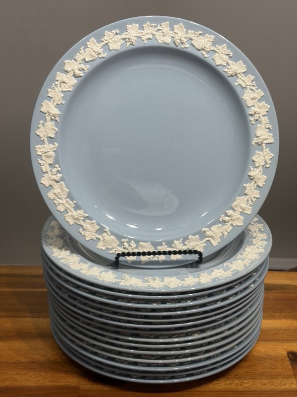 Set of 8 Wedgwood Queensware Cream on Lavender 10" Dinner Plates England EUC
