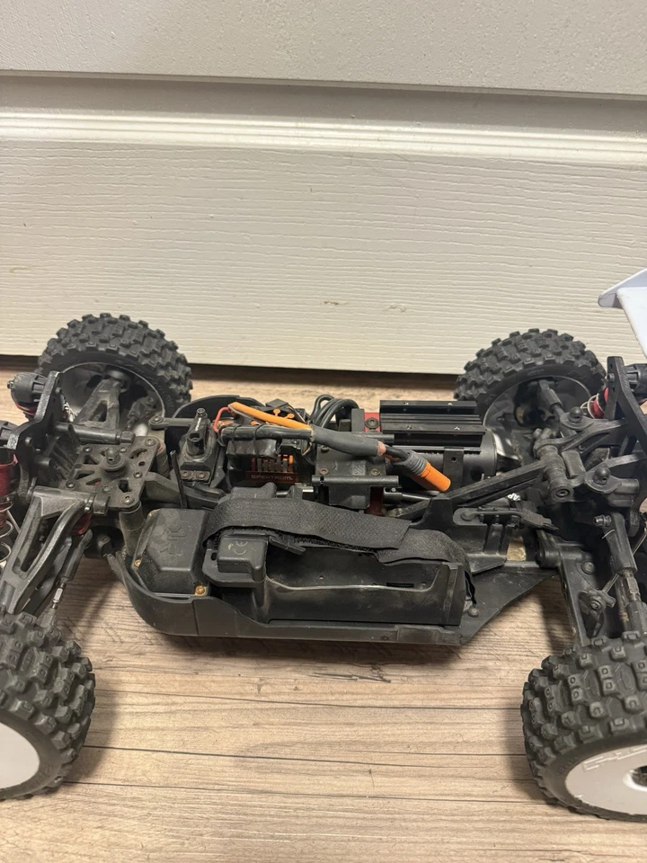 Arrma Typhon 6S BLX Brushless 1/8 4wd Buggy With Extra Shells Wheels Rc Traxxas - Image 4 of 4