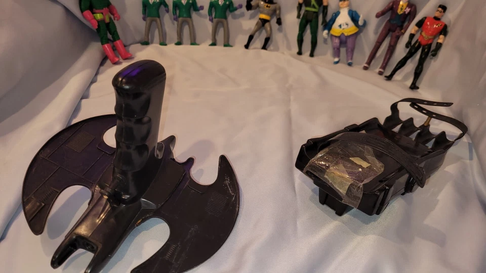 Lote Antigo de 11 Brinquedos DC Comics McDonald's Batman Robin Pinguim Coringa Flecha Verde - Imagem 3 de 4