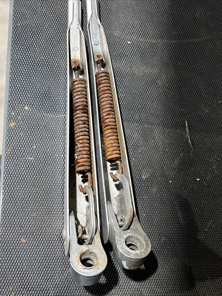 Brazos limpiaparabrisas con tuercas Datsun 620 OEM camioneta pickup 1972,5-79 Foto 3 de 4