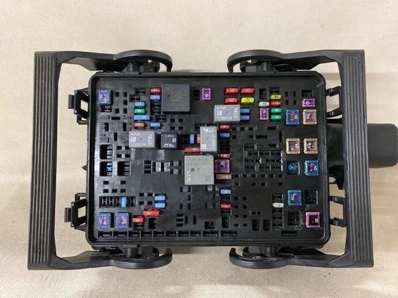 2015-2019 GMC Sierra 2500 3500 Pickup Engine Fuse Box Assembly ID 84303174 OEM Foto 2 de 4