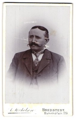 Fotografie A. Michelsen, Bredstedt, Bahnhofstraße 119, Porträt eines Herrn mit  