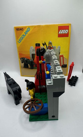 (L-2) Lego 6040 Castle Knights Blacksmith Shop Forge with Instructions