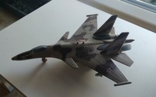 Düsenjäger mit Rückzug und Geräusche aus Metall