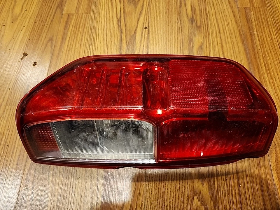 Luz trasera lado pasajero izquierdo Nissan Frontier 2010 2011 2012 2013 OEM 949625 Foto 2 de 4