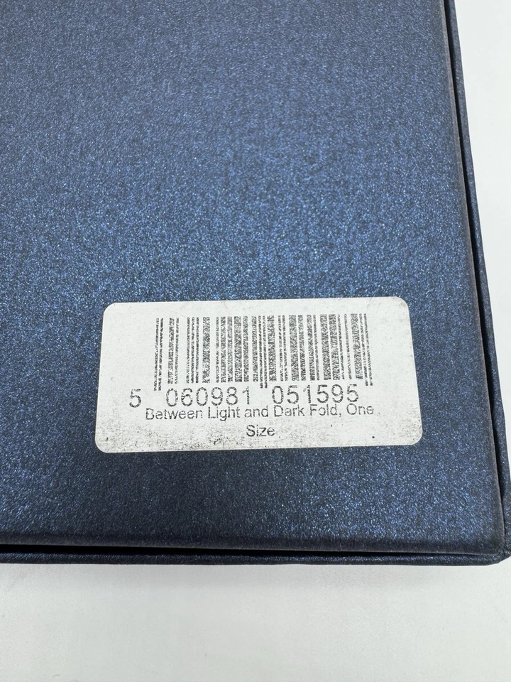 Envoltura de seda de granada verde rico O/S plegable entre la luz y la oscuridad Paradise NUEVO Foto 4 de 4