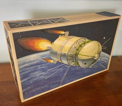 Vintage 1985 Veb Plasticart VOSTOK-1 WOSTOK USSR Spacecraft Model Kit  (L6)