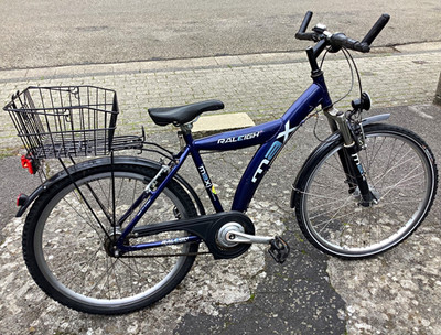 Raleigh Max City Bike blau, Frontfederung, Korb, Drehgriffschaltung