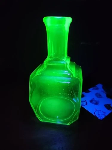 VINTAGE uranium  ANCHOR HOCKING  GLASS DECANTER 8"