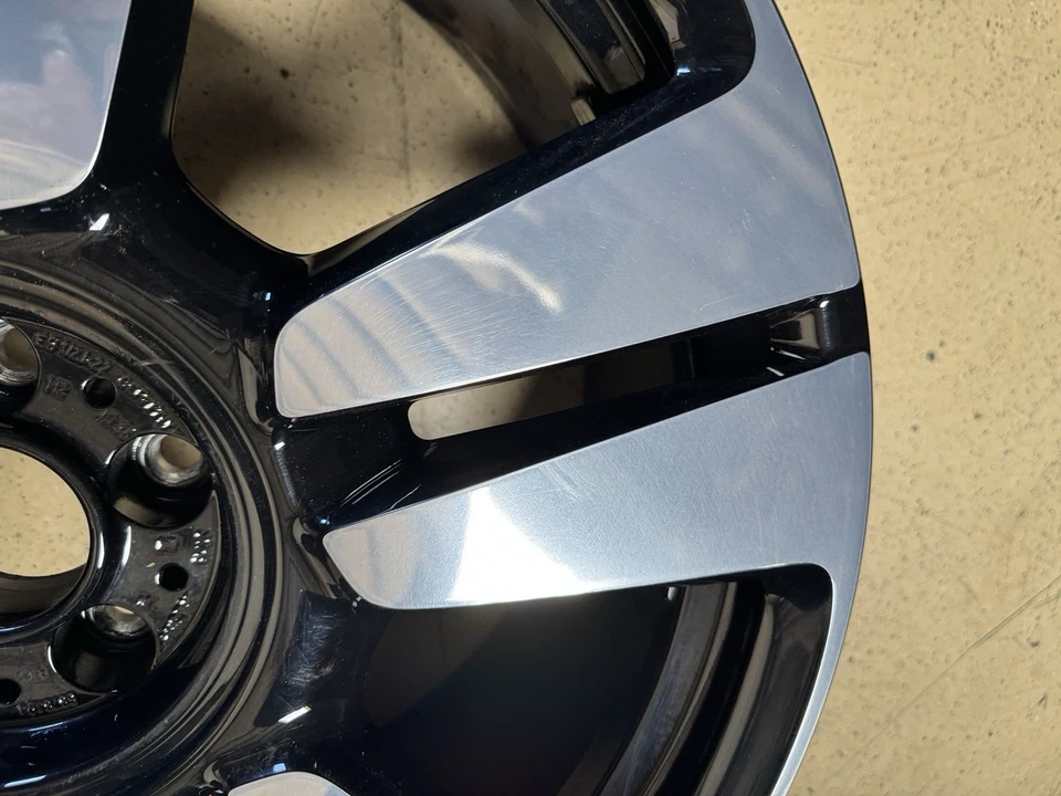 劳斯莱斯 Cullinan 22 x 9.5 原始设备制造商工厂后轮 RR 101 — 第 3/4 张图片