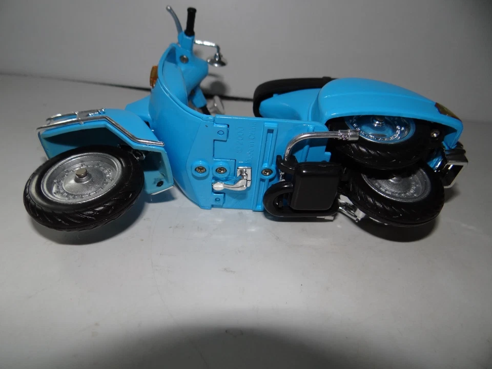 NEW RAY VESPA ROLLER MODELLAUTO 1:12 SAMMLER/BASTLER MODELL - Bild 3 von 3