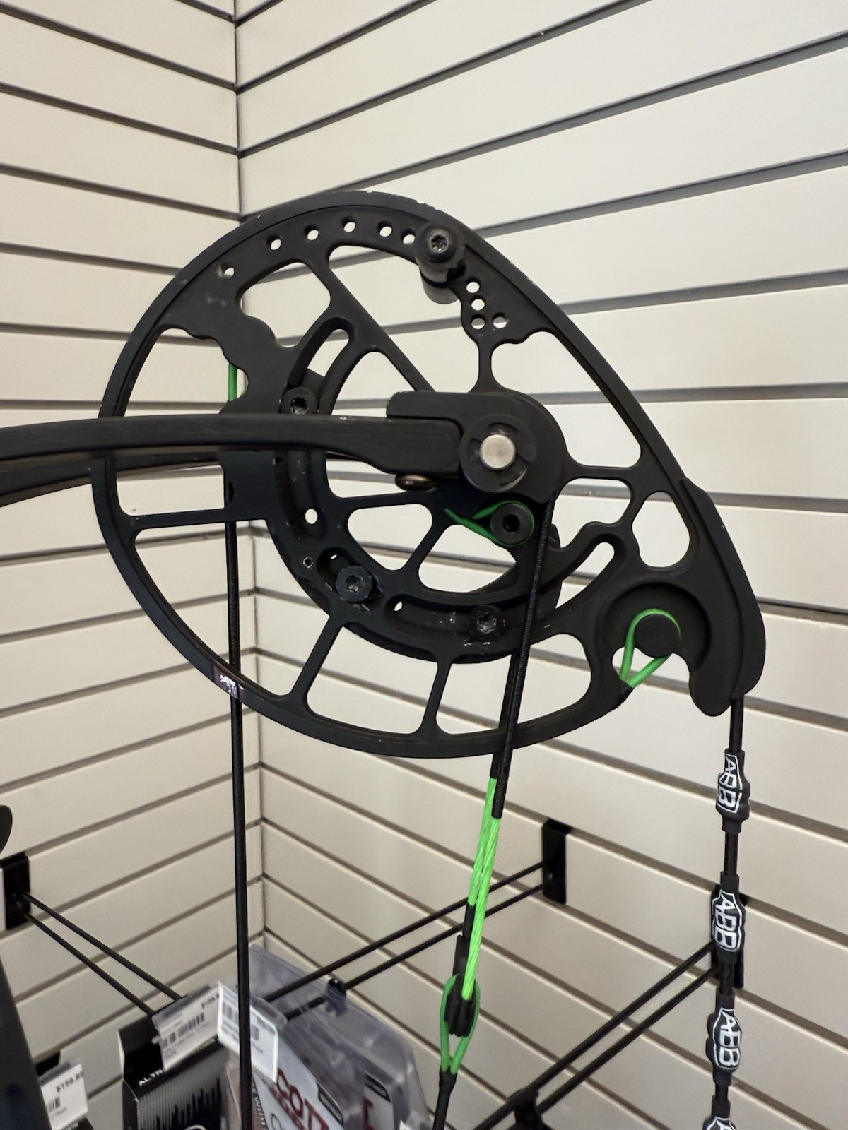 USED 1 SEASON - Xpedition Xlite 32 - 80# RH - ALL DRAW LENGTHS - NEW ABB STRING!