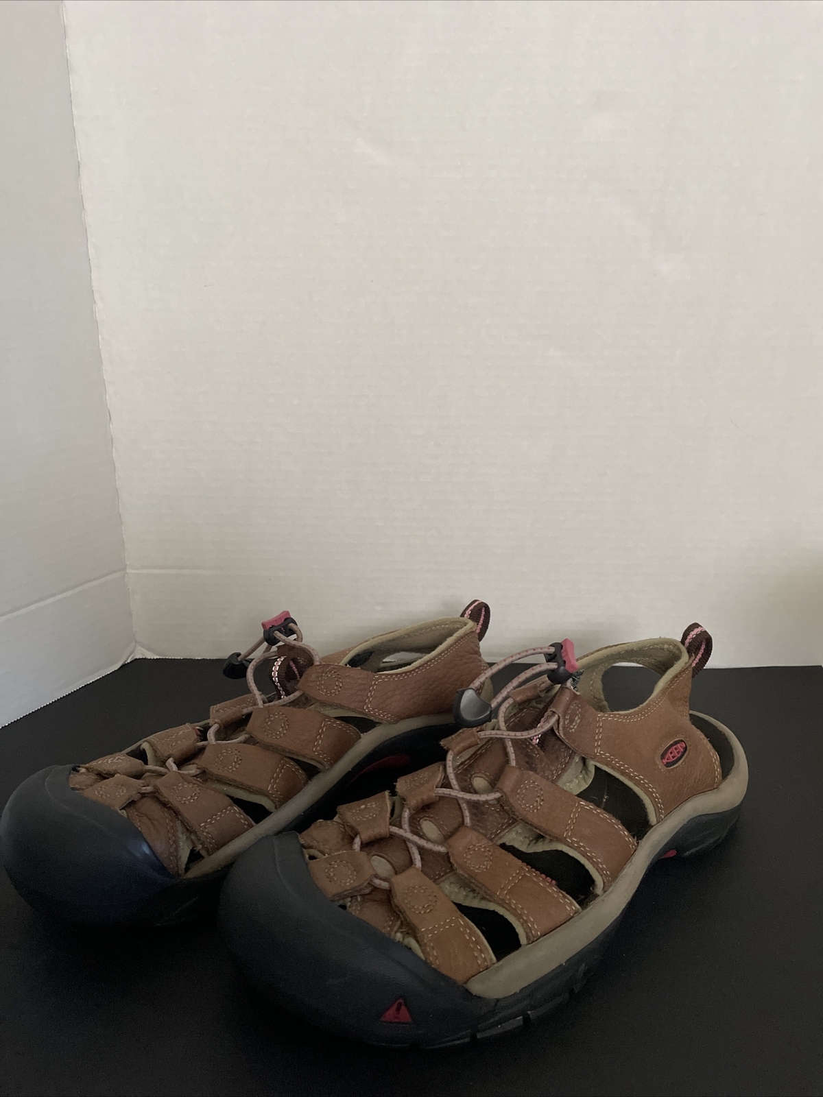 Sandali da trekking lavabili da uomo KEEN taglia 11 marroni marroni lettera rossa