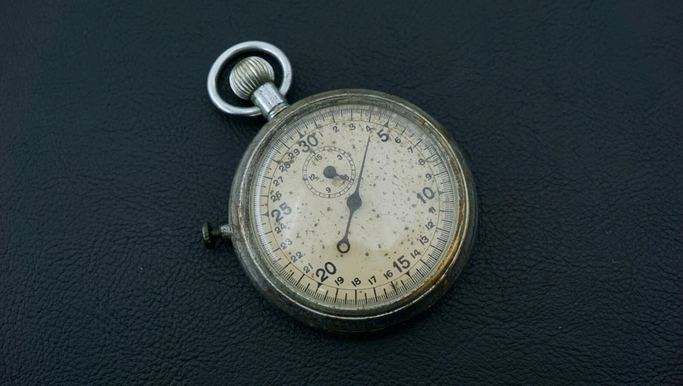 Cronómetro mecánico vintage militar alemán Segunda Guerra Mundial 50 mm cronógrafo de dos botones AH Foto 4 de 4