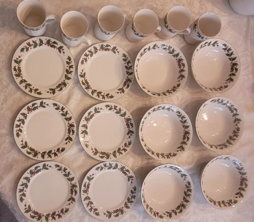 18 Pc China Pearl Fine China Noel Holly & Berries 7.5" Dessert Plates Cups Bowls