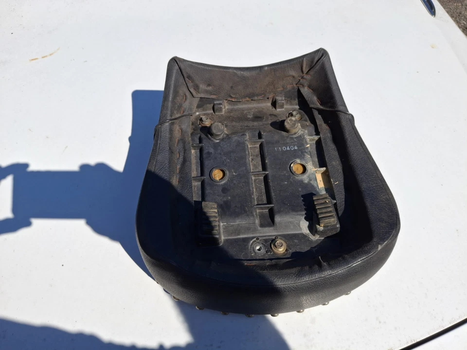 Original Studded Back Seat for 1998 suzuki 1500 Intruder - Image 4 of 4
