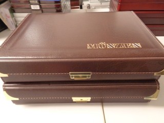 2 Stück Leder Koffer mit Tableaus für hunderte verschieden große Münzen