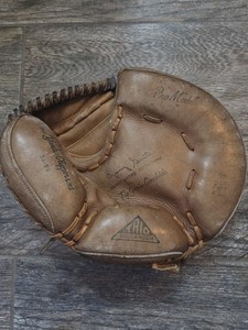 This item is a vintage Trio Hollander catcher's mitt.