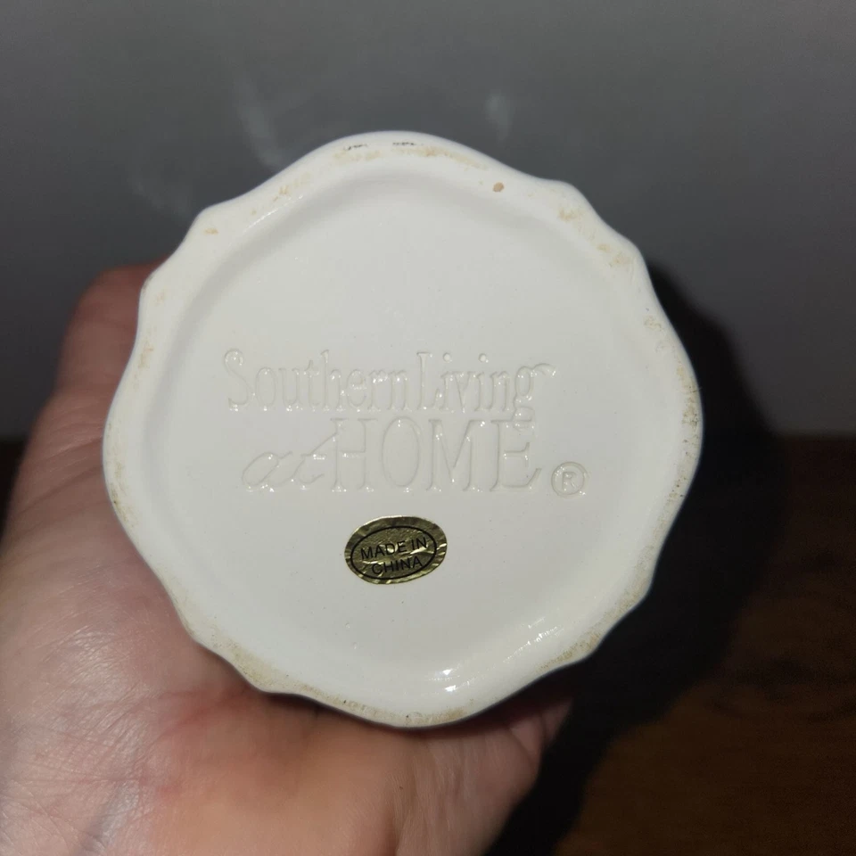Jarrón de cerámica blanco Southern Living 5,5" H x 4,25" W en la parte superior Foto 4 de 4