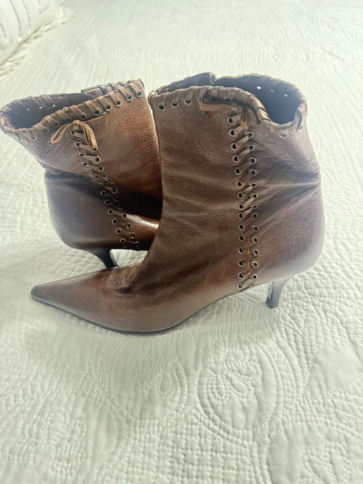 Botín para mujer Prada de cuero marrón con cremallera con costuras y tacón de gatito talla 36,5 Foto 3 de 4