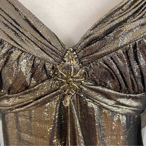 Maxi abito Badgley Mischka bronzo dorato con volant davanti e scialle abbinato - Foto 4 di 10