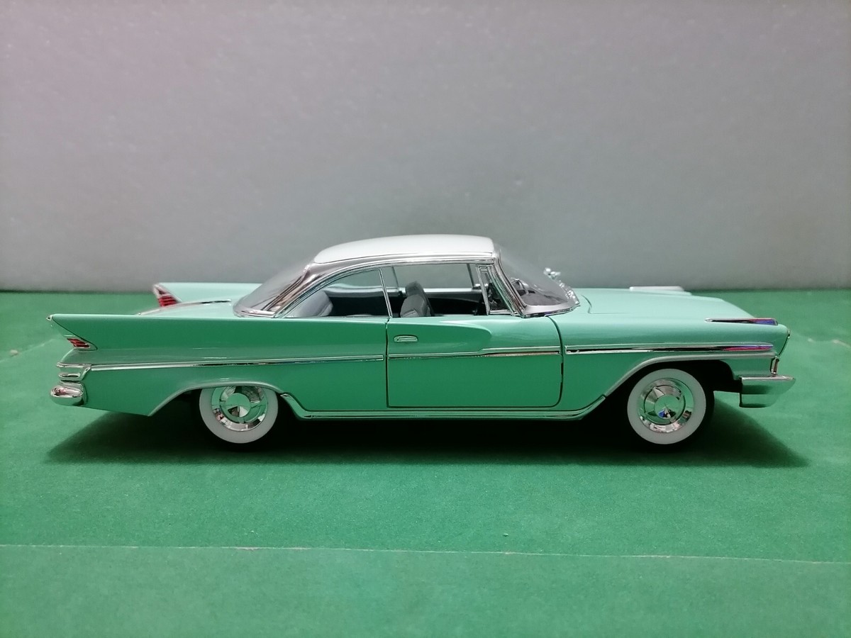 1961 DESOTO ADVENTURER ダイキャストモデル 1/18 Road Signature 1961 Desoto Adventurer (Yellow) Diecast