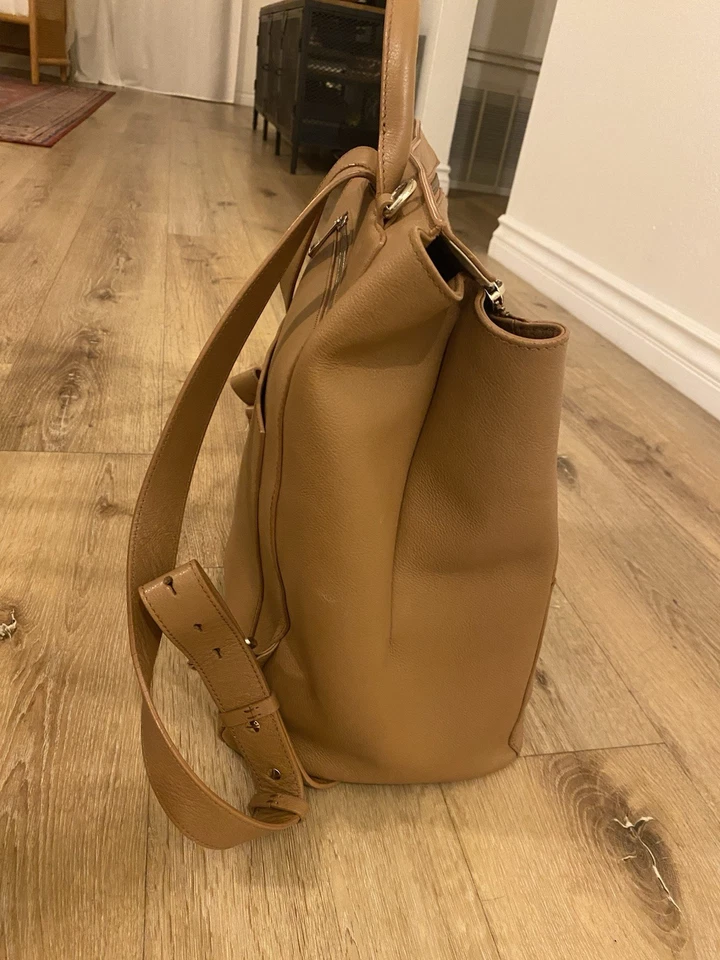 Mochila de pañales Harper tamaño completo Mina Baie cuero de grano superior tostado Foto 4 de 4