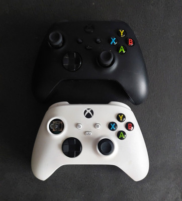 Microsoft Xbox Controller 2er-Set SchwarzWeiß(defekt) für Xbox Series X|S