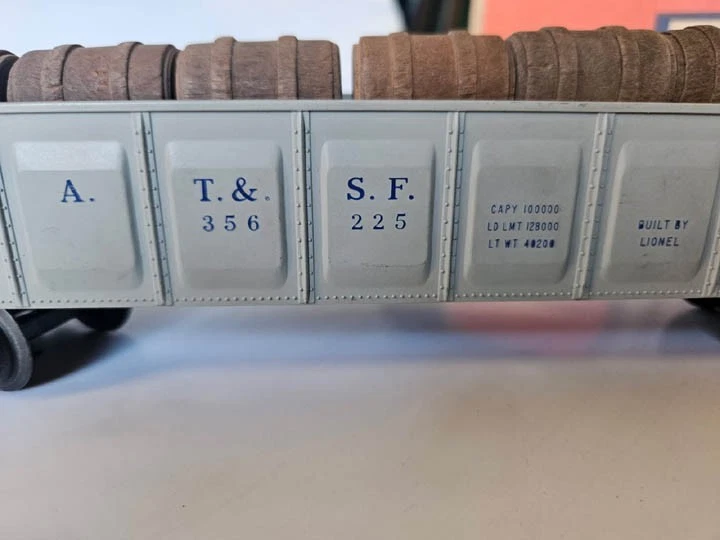 LIONEL 3562-25  A.T. & S.F. VAR.-B- BLUE LTRS OPER.BARREL CAR + 106 Bin - Image 4 of 4