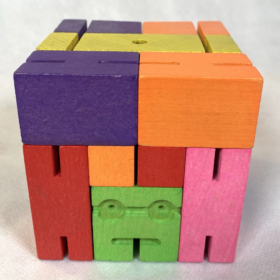 Robot rompecabezas cubo madera multicolor Cubebot Areaware de David Weeks Studio Foto 2 de 4
