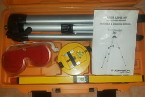 Johnson Laser Level Kit 9100 40-0909 Used with case and Tripod SCE 401A-2